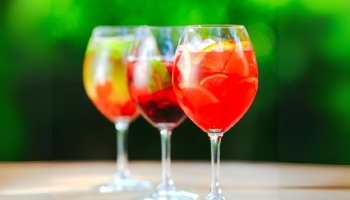 Sangria e vini aromatizzati: i drink più trendy dell'estate