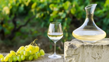 Blanc vieilli en amphores, authentique et distinctif 
